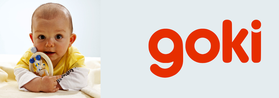 En baby leger med legetøj fra GOKI