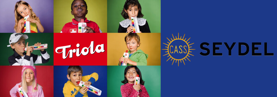 8 børn spiller på en triola melodica