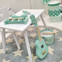 Et udvalg af mintfarvede musikinstrumenter fra Kid's Concept