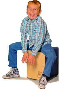 En dreng spiller på en børnecajon cihko fra Sonor.