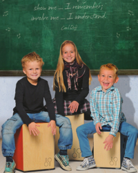 3 børn spiller på en cajon i hver sin størrelse - småbørn, juniorer og fuld størrelse