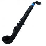 begybnder saxofon i sort med blå knapper