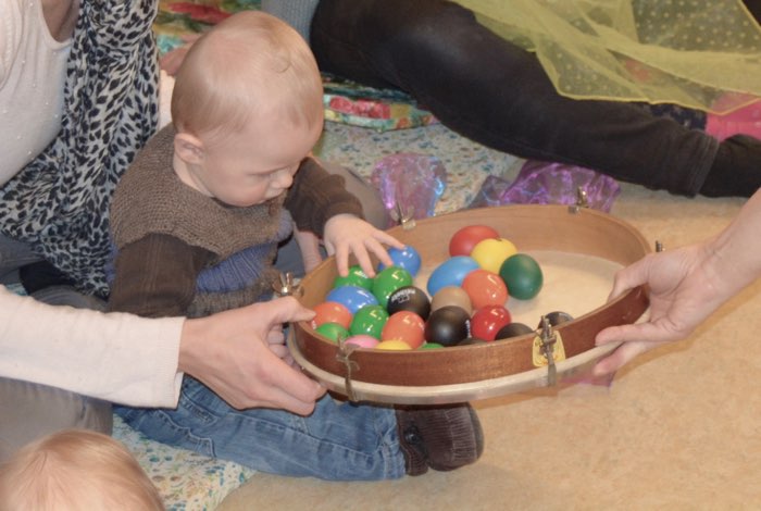 Baby med rasleæg og tromme