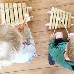 To børn spiller marimba